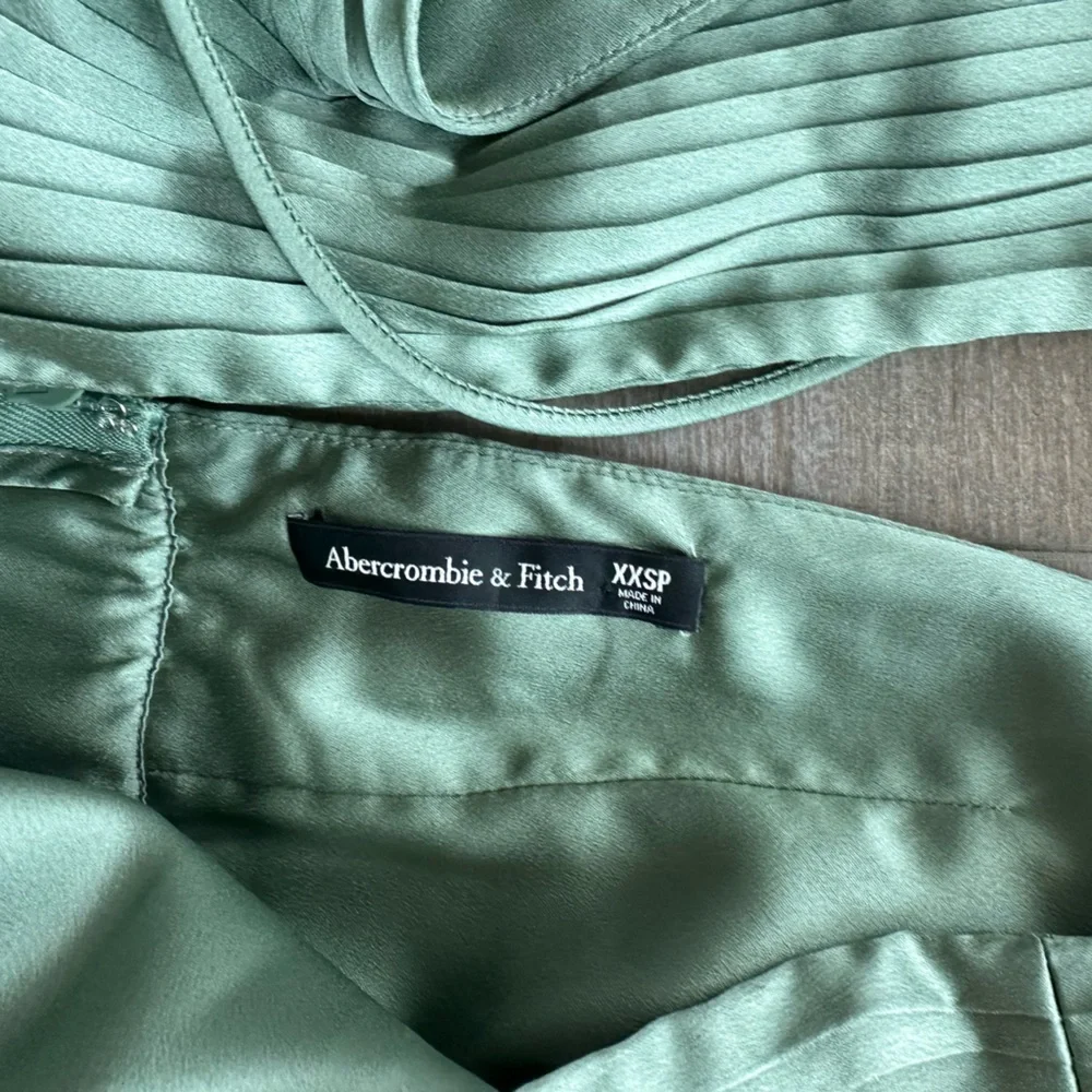Abercrombie Giselle Pleated Jumpsuit in Green - Picture 11 of 11